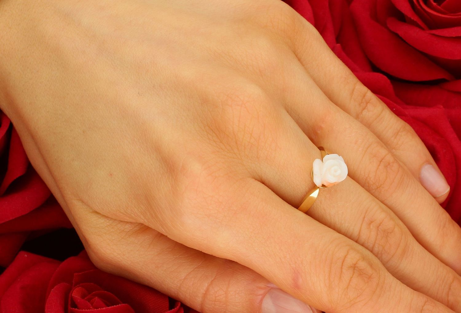 Pierścionek złoty Koral różyczka pr 585, DIA-PRS-1392-585 Pierścionek złoty ozdobiony koralem w formie róży. Pierścionek wykonany z zachowaniem dbałości o każdy szczegół i detal. 1.jpg