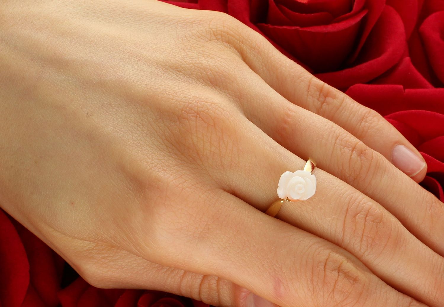 Pierścionek złoty Koral różyczka pr 585, DIA-PRS-1392-585 Pierścionek złoty ozdobiony koralem w formie róży. Pierścionek wykonany z zachowaniem dbałości o każdy szczegół i detal. 1.jpg