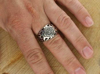 Męski srebrny sygnet Harley-Davidson 925 DIA-PRS-13962-925. Waga 12,16 g, szerokość 1,7 cm, dolna szyna 5 mm. Wyrazisty pierścionek dla pasjonatów wolności i motocykli. Styl rockowy i 4.jpg