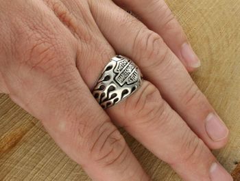 Męski srebrny sygnet Harley-Davidson 925 DIA-PRS-13962-925. Waga 12,16 g, szerokość 1,7 cm, dolna szyna 5 mm. Wyrazisty pierścionek dla pasjonatów wolności i motocykli. Styl rockowy i premi5.jpg