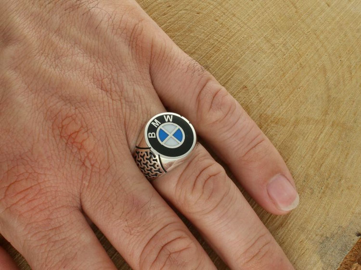 Męski sygnet BMW wykonany ze srebra 925, zdobiony emalią. Waga 7,63 g, element 1,7 cm, szyna 4 mm. Symbol prestiżu i pasji do motoryzacji. Idealny prezent dla fana BMW.1.jpg