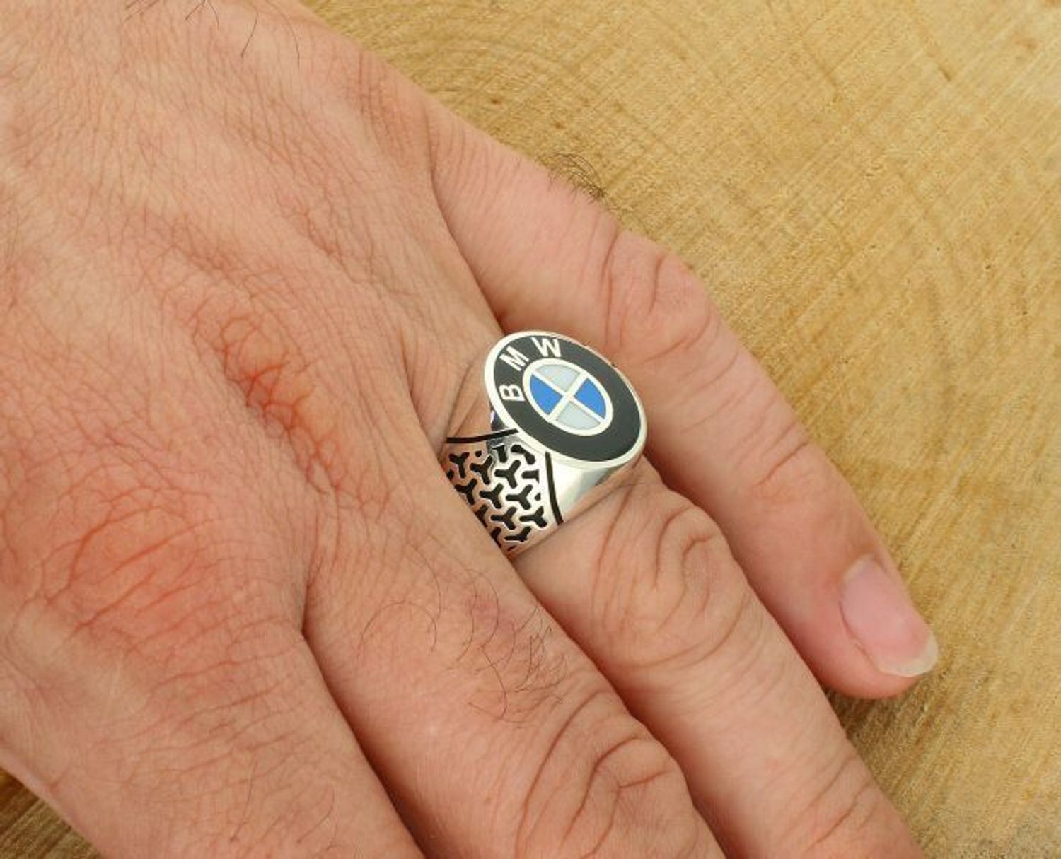 Męski sygnet BMW wykonany ze srebra 925, zdobiony emalią. Waga 7,63 g, element 1,7 cm, szyna 4 mm. Symbol prestiżu i pasji do motoryzacji. Idealny prezent dla fana BMW.1.jpg