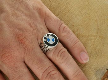 Męski sygnet BMW wykonany ze srebra 925, zdobiony emalią. Waga 7,63 g, element 1,7 cm, szyna 4 mm. Symbol prestiżu i pasji do motoryzacji. Idealny prezent dla fana BMW.2.jpg