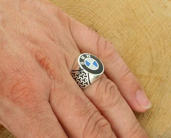 Męski sygnet BMW wykonany ze srebra 925, zdobiony emalią. Waga 7,63 g, element 1,7 cm, szyna 4 mm. Symbol prestiżu i pasji do motoryzacji. Idealny prezent dla fana BMW.3.jpg