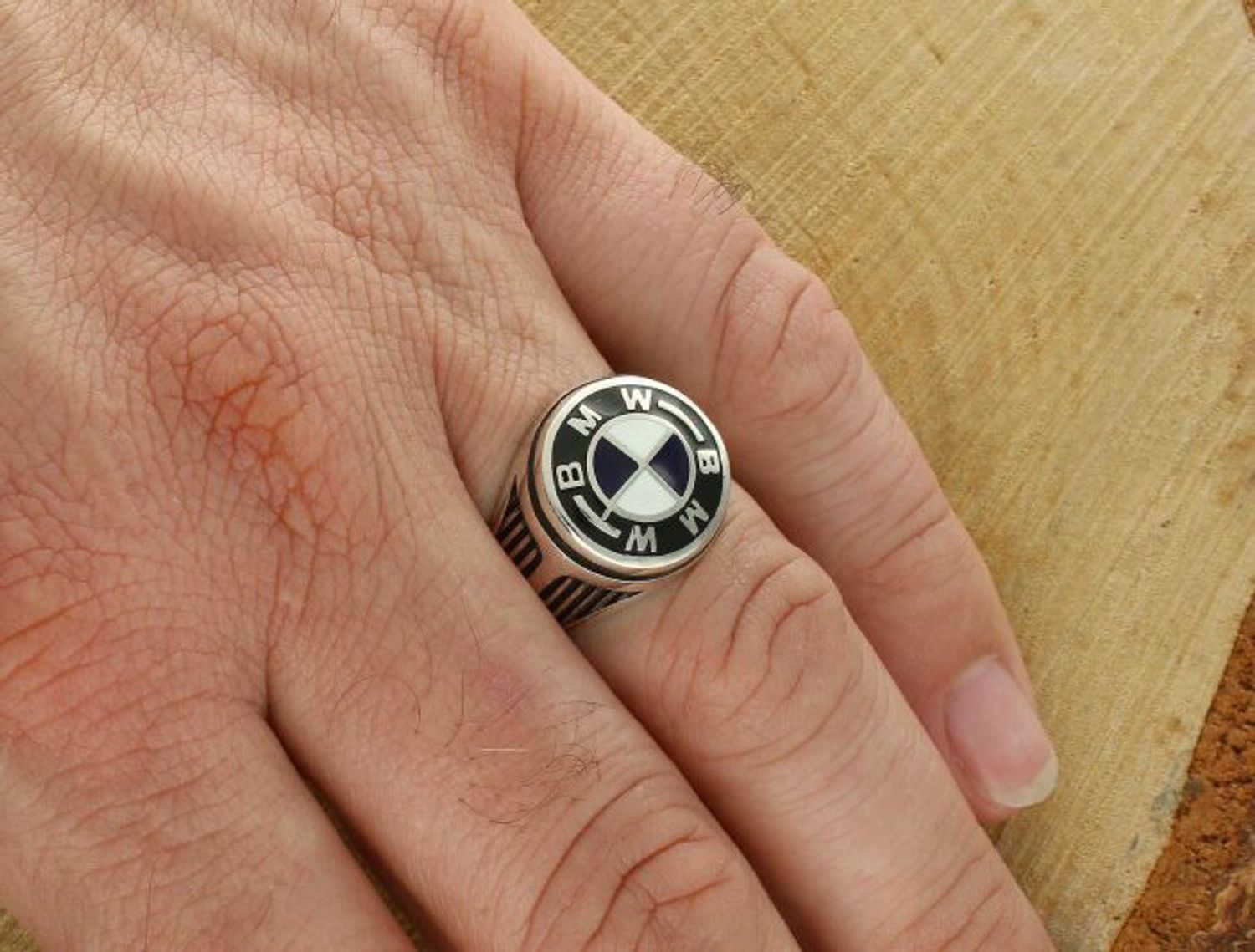 Męski sygnet ze srebra 925 z logo BMW, zdobiony emalią. Masa 8,48 g, element 1,5 cm, szyna 3 mm. Elegancja, styl i motoryzacyjny prestiż. Idealny dla miłośnika BMW.1.jpg