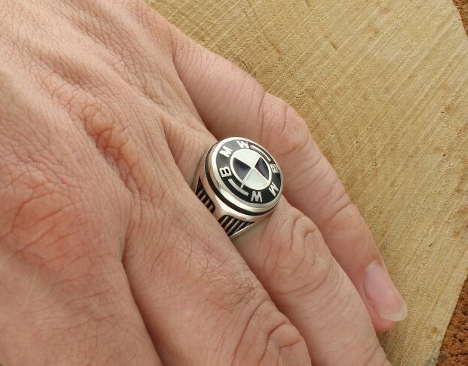 Męski sygnet ze srebra 925 z logo BMW, zdobiony emalią. Masa 8,48 g, element 1,5 cm, szyna 3 mm. Elegancja, styl i motoryzacyjny prestiż. Idealny dla miłośnika BMW.1.jpg