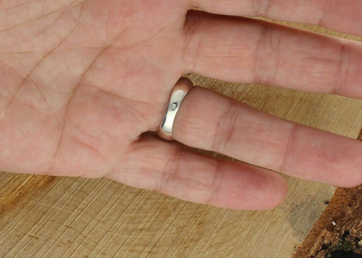 Męski sygnet ze srebra 925 z logo BMW, zdobiony emalią. Masa 8,48 g, element 1,5 cm, szyna 3 mm. Elegancja, styl i motoryzacyjny prestiż. Idealny dla miłośnika BMW.1.jpg