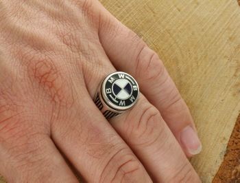 Męski sygnet ze srebra 925 z logo BMW, zdobiony emalią. Masa 8,48 g, element 1,5 cm, szyna 3 mm. Elegancja, styl i motoryzacyjny prestiż. Idealny dla miłośnika BMW2.jpg