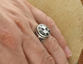 Męski sygnet ze srebra 925 z logo BMW, zdobiony emalią. Masa 8,48 g, element 1,5 cm, szyna 3 mm. Elegancja, styl i motoryzacyjny prestiż. Idealny dla miłośnika BMW3.jpg