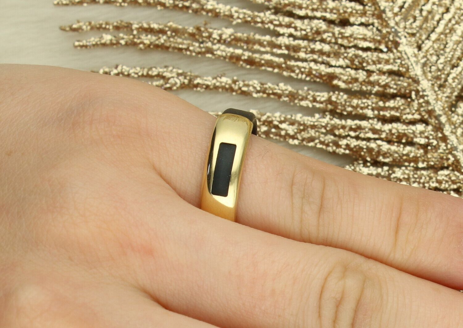 Nowoczesny pierścionek damski ze złota próby 585 z czarnym kauczukiem. Szerokość 5 mm, lekka forma, idealny do codziennych stylizacji.1.jpg