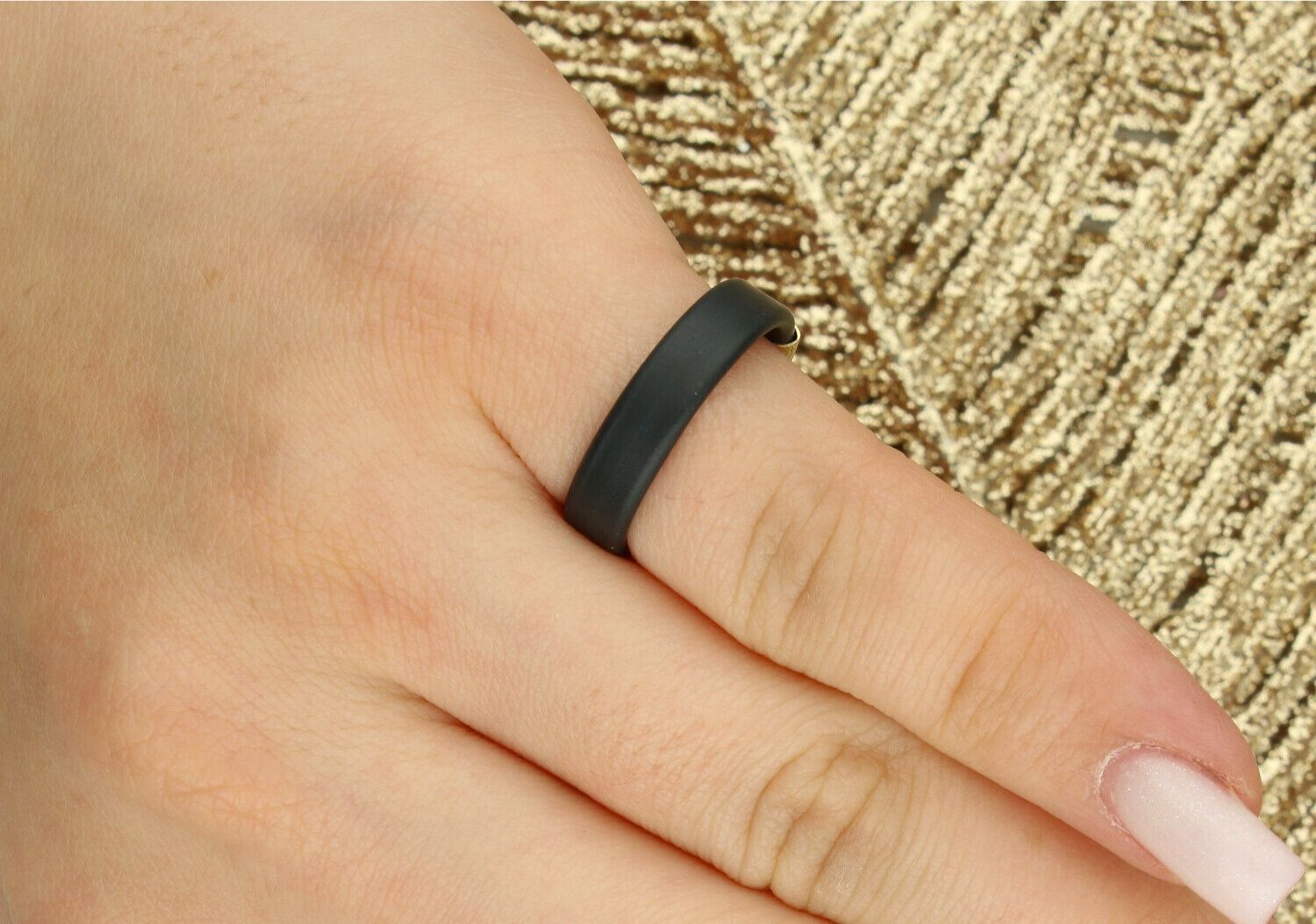 Nowoczesny pierścionek damski ze złota próby 585 z czarnym kauczukiem. Szerokość 5 mm, lekka forma, idealny do codziennych stylizacji.1.jpg