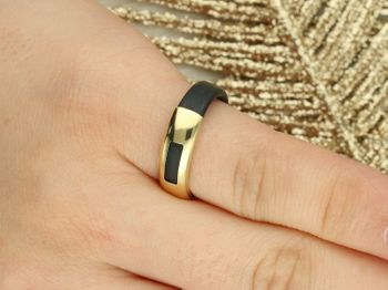 Nowoczesny pierścionek damski ze złota próby 585 z czarnym kauczukiem. Szerokość 5 mm, lekka forma, idealny do codziennych stylizacji.3.jpg