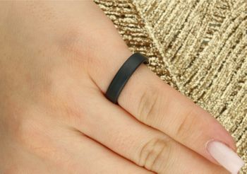 Nowoczesny pierścionek damski ze złota próby 585 z czarnym kauczukiem. Szerokość 5 mm, lekka forma, idealny do codziennych stylizacji.4.jpg