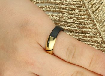 Elegancki pierścionek damski ze złota próby 585 z czarnym kauczukiem. Szerokość 5 mm, waga 0,70 g, idealny do codziennych stylizacji.2.jpg