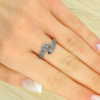 Srebrny Pierścionek Damski Próby 925 z Markazytami – Rozmiar 16 prs.jpg