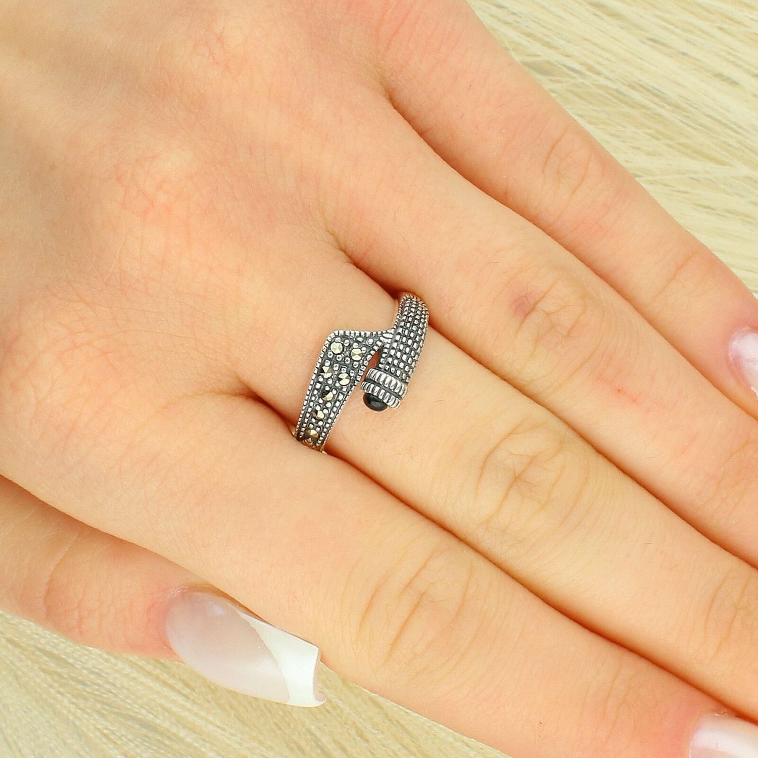 Srebrny Pierścionek Damski Próby 925 z Markazytami – Rozmiar 16.jpg