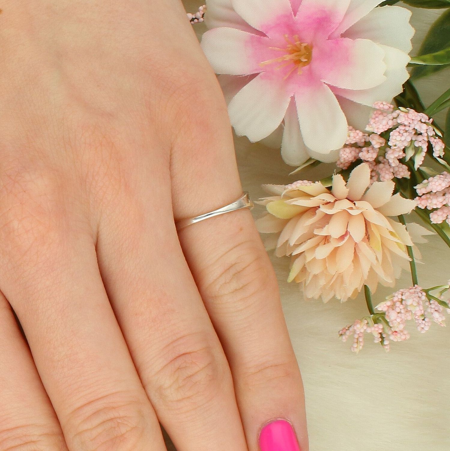 Pierścionek damski ze srebra próby 925 DIA-PRS-14052-925 z kamieniem księżycowym. Wymiary elementu ozdobnego 1,5 x 1,2 cm, szerokość szyny 1 mm, waga 2,80 g.1.jpg