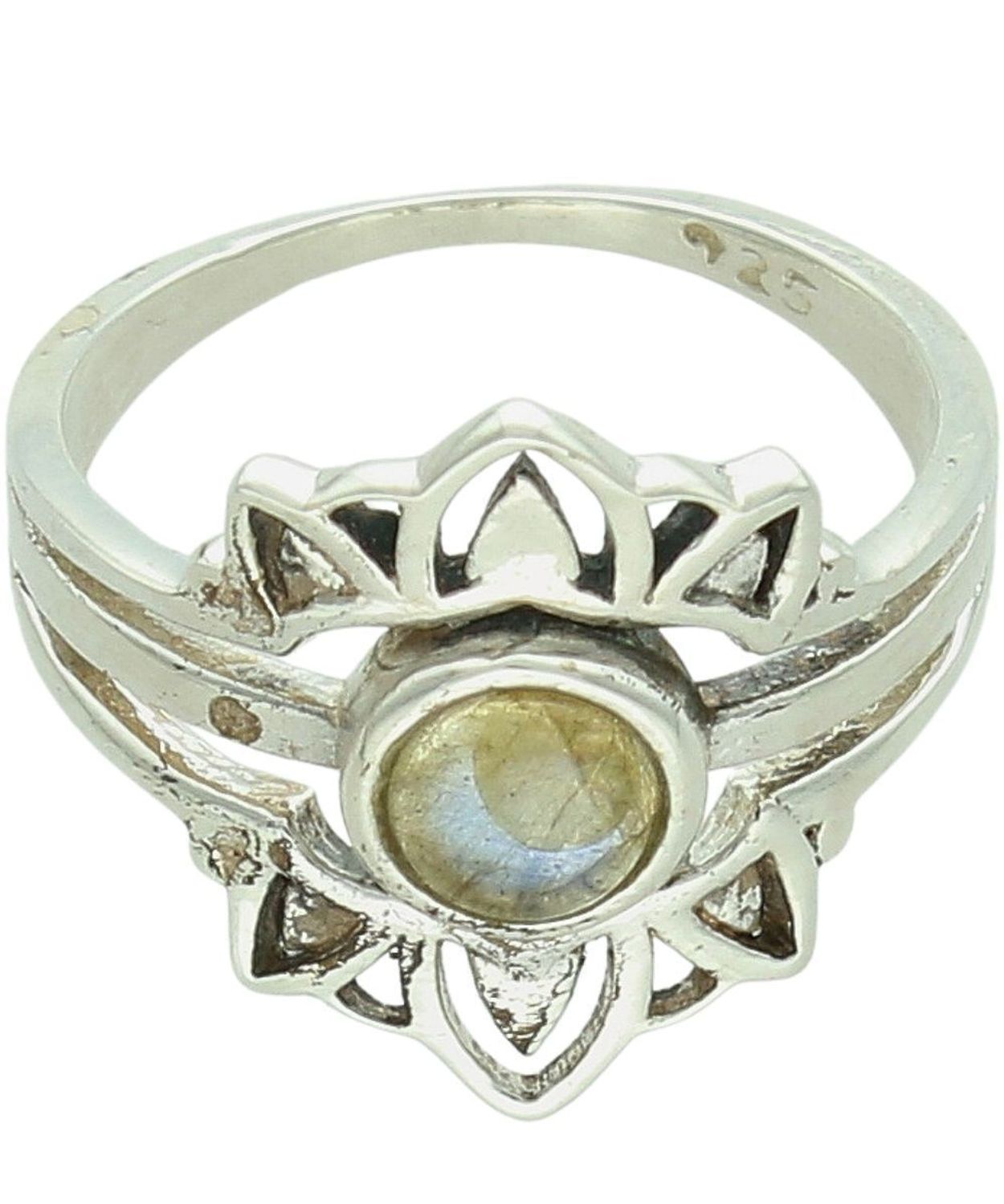 Pierścionek damski ze srebra próby 925 DIA-PRS-14052-925 z kamieniem księżycowym. Wymiary elementu ozdobnego 1,5 x 1,2 cm, szerokość szyny 1 mm, waga 2,80 g.1.jpg