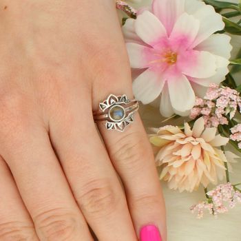 Pierścionek damski ze srebra próby 925 DIA-PRS-14052-925 z kamieniem księżycowym. Wymiary elementu ozdobnego 1,5 x 1,2 cm, szerokość szyny 1 mm, waga 2,80 g. Subtelna i elegancka biżuteria na co dzień 2.jpg