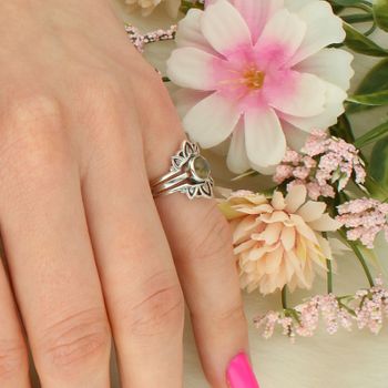 Pierścionek damski ze srebra próby 925 DIA-PRS-14052-925 z kamieniem księżycowym. Wymiary elementu ozdobnego 1,5 x 1,2 cm, szerokość szyny 1 mm, waga 2,80 g. Subtelna i elegancka biżuteria na co dzień 3.jpg