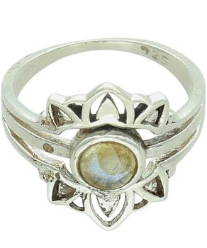 Pierścionek damski ze srebra próby 925 DIA-PRS-14052-925 z kamieniem księżycowym. Wymiary elementu ozdobnego 1,5 x 1,2 cm, szerokość szyny 1 mm, waga 2,80 g.1.jpg