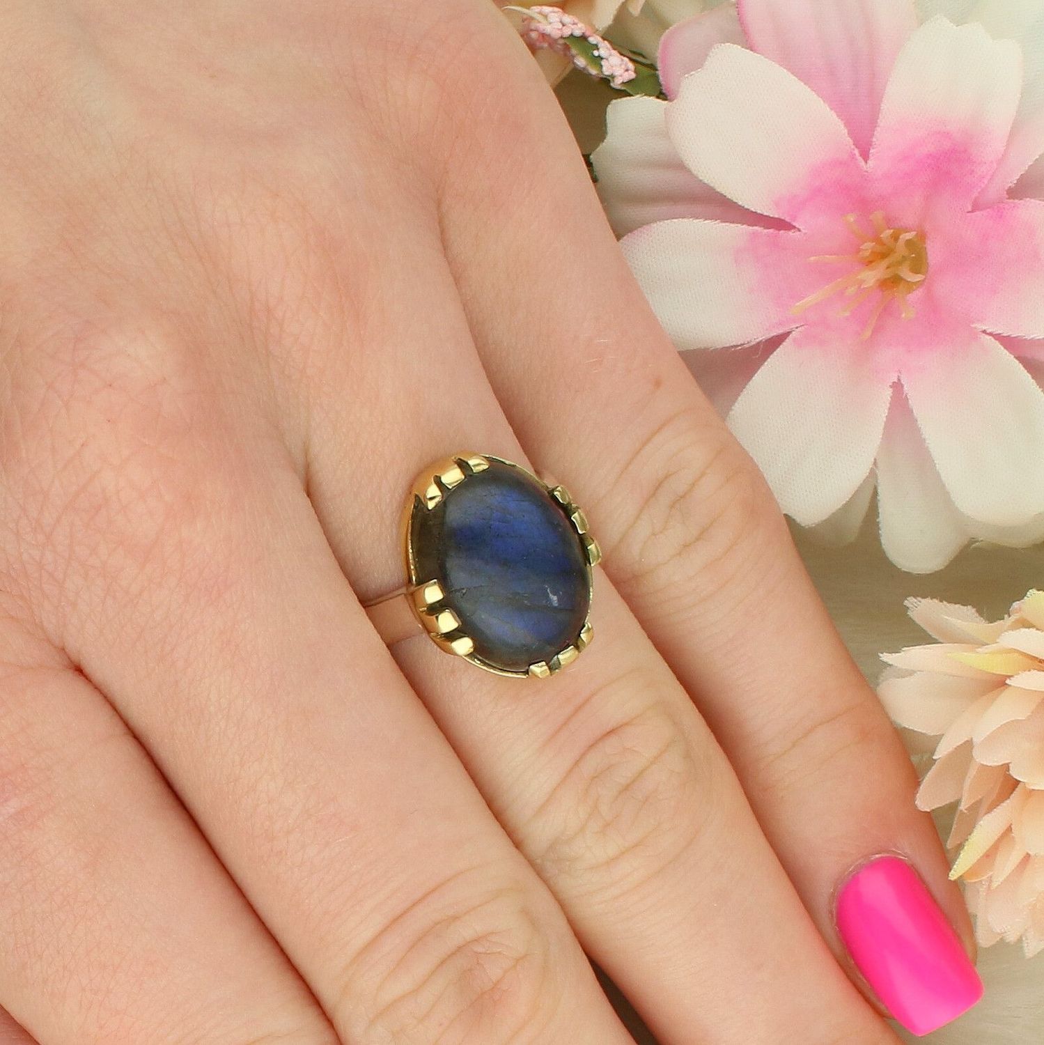 Pierścionek damski ze srebra próby 925 DIA-PRS-14053-925 z granatowym kamieniem labradoryt. Owalny element ozdobny 1,4 x 1,8 cm, szerokość szyny 4 mm, waga 4,99 g. Elegancka biżuteria na co dzień 1.jpg