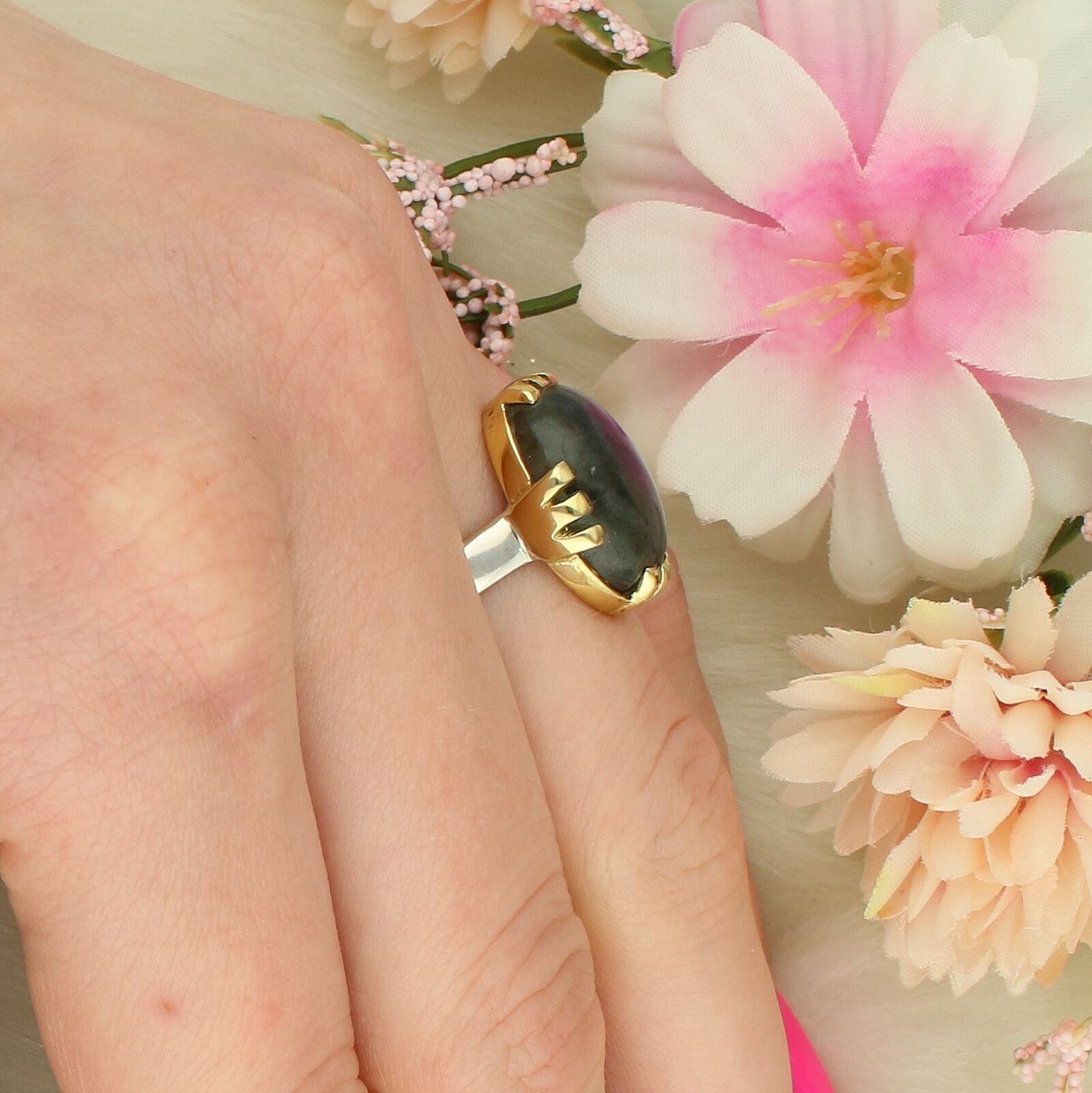 Pierścionek damski ze srebra próby 925 DIA-PRS-14053-925 z granatowym kamieniem labradoryt. Owalny element ozdobny 1,4 x 1,8 cm, szerokość szyny 4 mm, waga 4,99 g. Elegancka biżuteria na co dzień 1.jpg