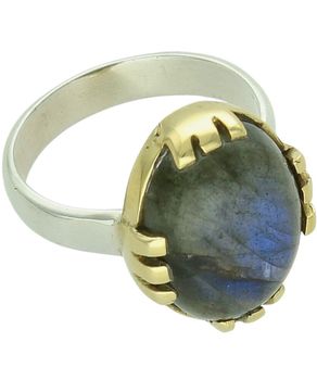 Pierścionek damski ze srebra próby 925 DIA-PRS-14053-925 z granatowym kamieniem labradoryt. Owalny element ozdobny 1,4 x 1,8 cm, szerokość szyny 4 mm, waga 4,99 g. Elegancka biżuteria na co dzień 2.jpg