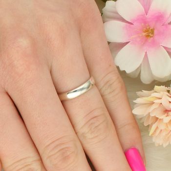 Pierścionek damski ze srebra próby 925 DIA-PRS-14053-925 z granatowym kamieniem labradoryt. Owalny element ozdobny 1,4 x 1,8 cm, szerokość szyny 4 mm, waga 4,99 g. Elegancka biżuteria na co dzień 5.jpg