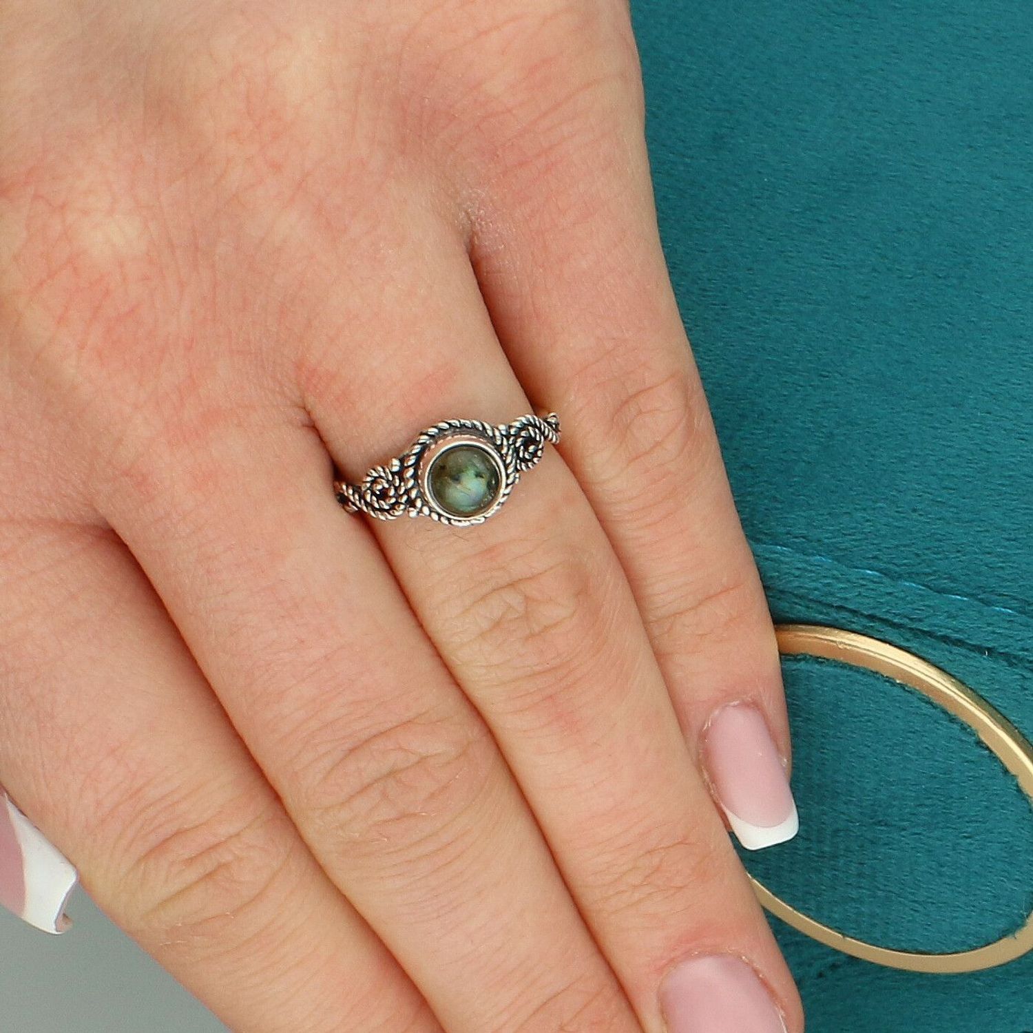 Srebrny pierścionek damski 925 z labradorytem – okrągły pr 925.jpg