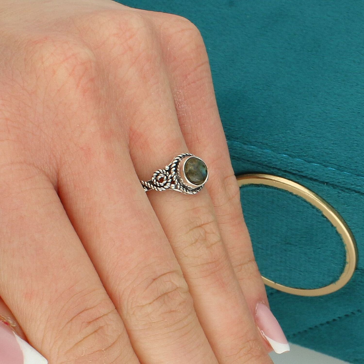 Srebrny pierścionek damski 925 z labradorytem – okrągły pr 925.jpg