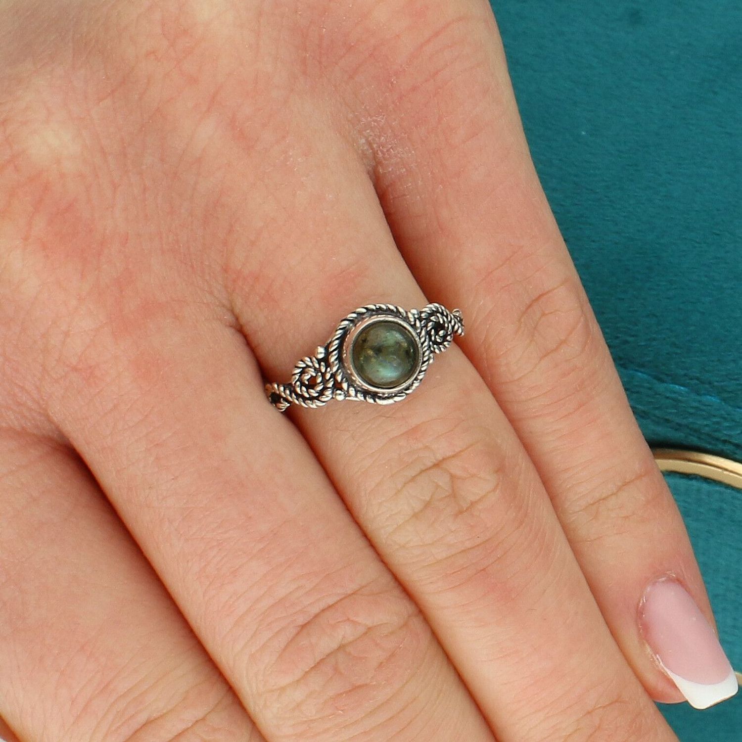 Srebrny pierścionek damski 925 z labradorytem – okrągły pr 925.jpg