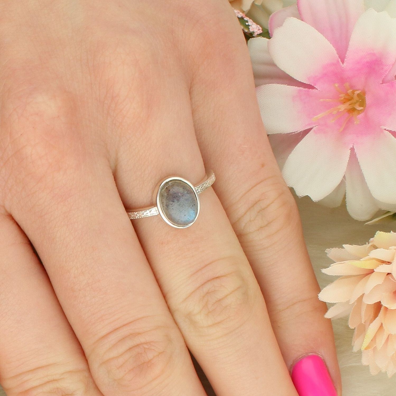 Pierścionek damski ze srebra próby 925 DIA-PRS-14055-925. Owalny model z kamieniem księżycowym, wymiary elementu ozdobnego 7 mm x 1,0 cm, szerokość szyny 1 mm, waga 2,33 g. Delikatna biżuteria na co dzie1.jpg