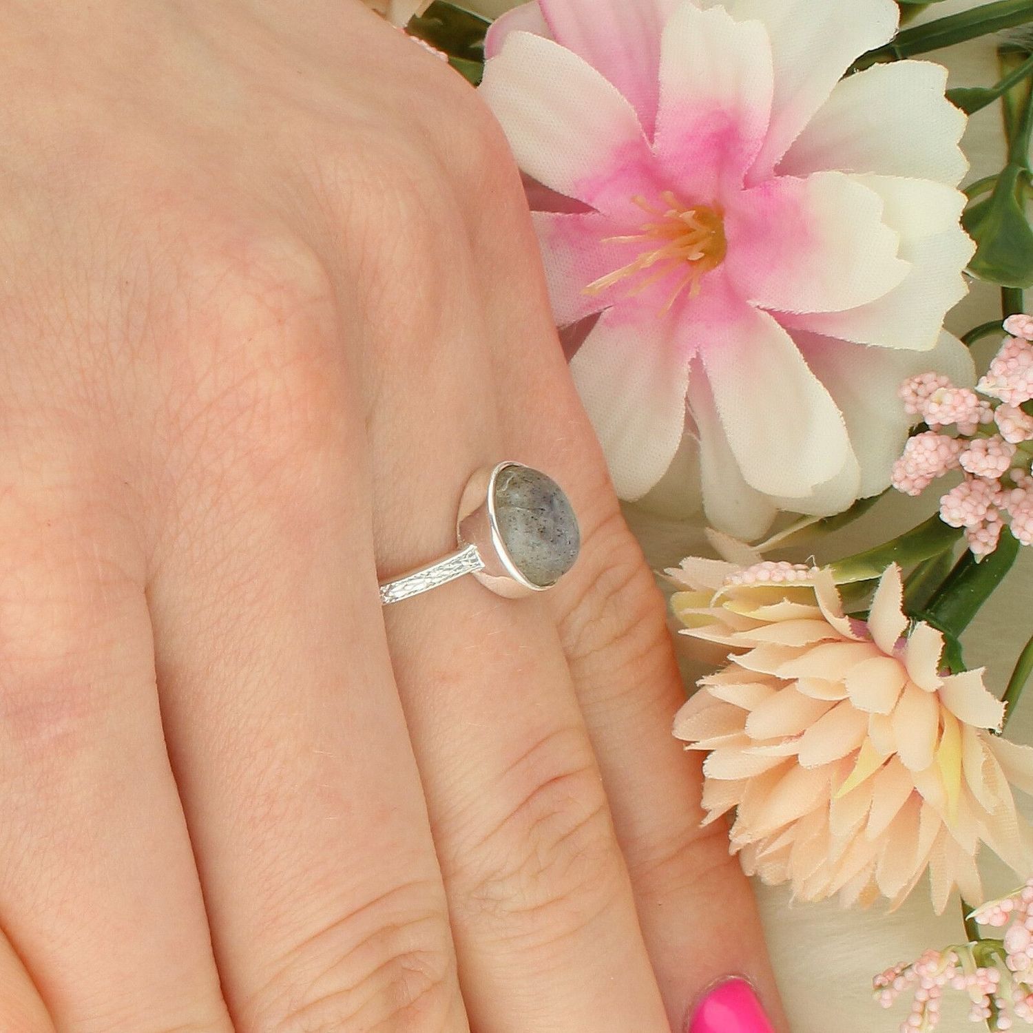 Pierścionek damski ze srebra próby 925 DIA-PRS-14055-925. Owalny model z kamieniem księżycowym, wymiary elementu ozdobnego 7 mm x 1,0 cm, szerokość szyny 1 mm, waga 2,33 g. Delikatna biżuteria na co dzie1.jpg