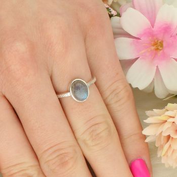 Pierścionek damski ze srebra próby 925 DIA-PRS-14055-925. Owalny model z kamieniem księżycowym, wymiary elementu ozdobnego 7 mm x 1,0 cm, szerokość szyny 1 mm, waga 2,33 g. Delikatna biżuteria na co dzień 2.jpg