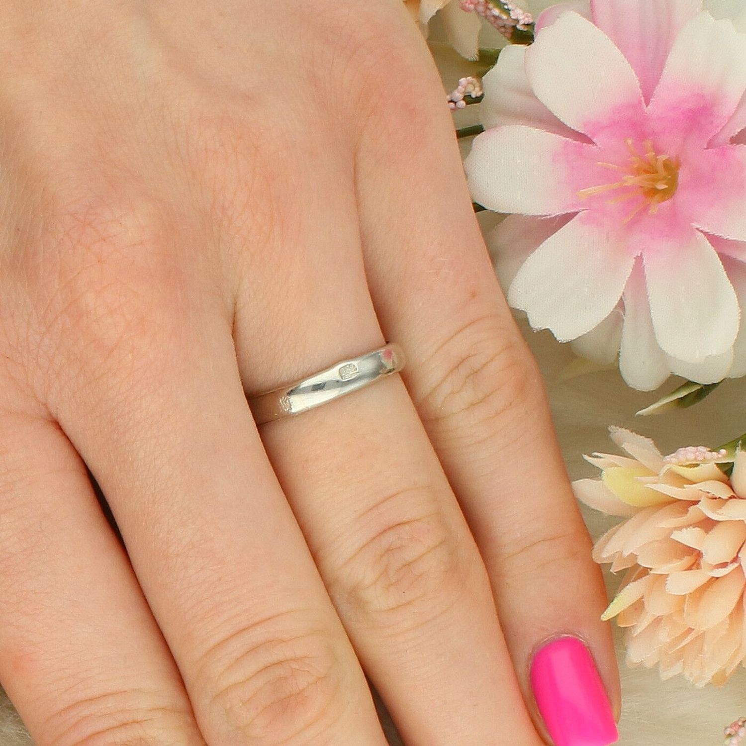 Pierścionek damski ze srebra próby 925 DIA-PRS-14056-925. Owalny wzór z kamieniem księżycowym, wymiary elementu ozdobnego 2,5 x 1,3 cm, szerokość dolnej szyny 3 mm1.jpg