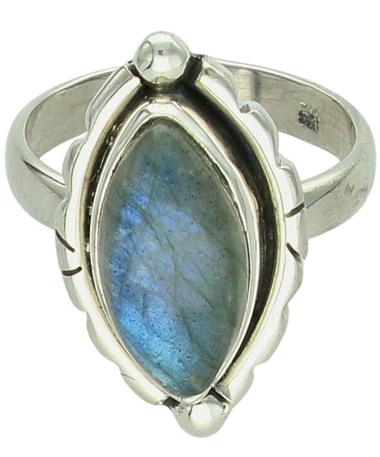 Pierścionek damski ze srebra próby 925 DIA-PRS-14056-925. Owalny wzór z kamieniem księżycowym, wymiary elementu ozdobnego 2,5 x 1,3 cm, szerokość dolnej szyny 3 mm1.jpg