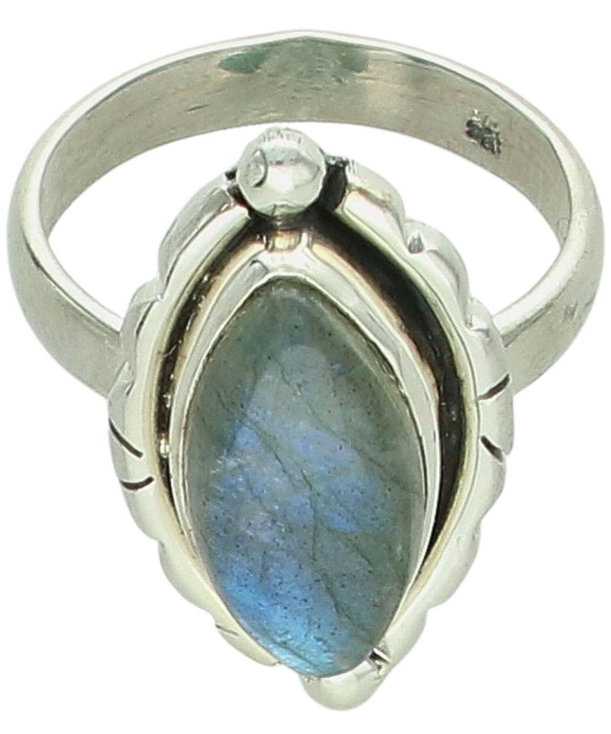 Pierścionek damski ze srebra próby 925 DIA-PRS-14056-925. Owalny wzór z kamieniem księżycowym, wymiary elementu ozdobnego 2,5 x 1,3 cm, szerokość dolnej szyny 3 mm1.jpg