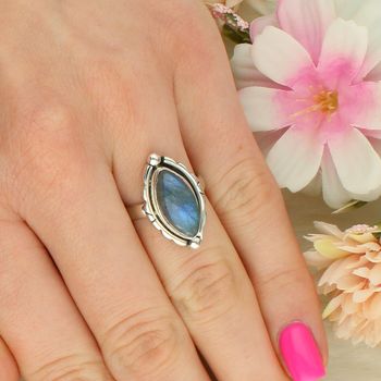 Pierścionek damski ze srebra próby 925 DIA-PRS-14056-925. Owalny wzór z kamieniem księżycowym, wymiary elementu ozdobnego 2,5 x 1,3 cm, szerokość dolnej szyny 3 mm. 4.jpg