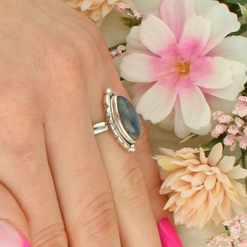 Pierścionek damski ze srebra próby 925 DIA-PRS-14056-925. Owalny wzór z kamieniem księżycowym, wymiary elementu ozdobnego 2,5 x 1,3 cm, szerokość dolnej szyny 3 mm. 5.jpg