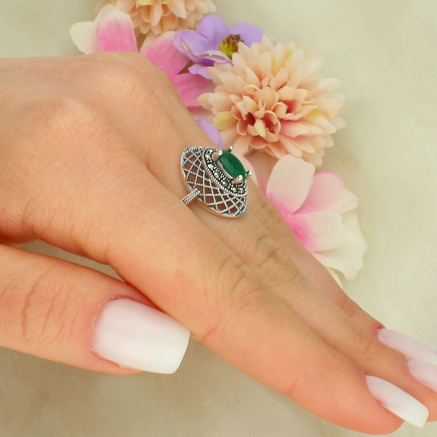 Srebrny pierścionek oksydowany z syntetycznym szmaragdem i markazytami DIA-PRS-14104-925 (2)ddf.jpg