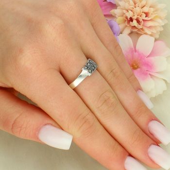 Srebrny pierścionek z markazytami i czarnymi cyrkoniami DIA-PRS-14105-925 (3).jpg