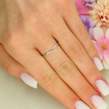 Srebrny pierścionek obrączkowy 925 z kolorową cyrkonią – delikatna elegancja (1).jpg