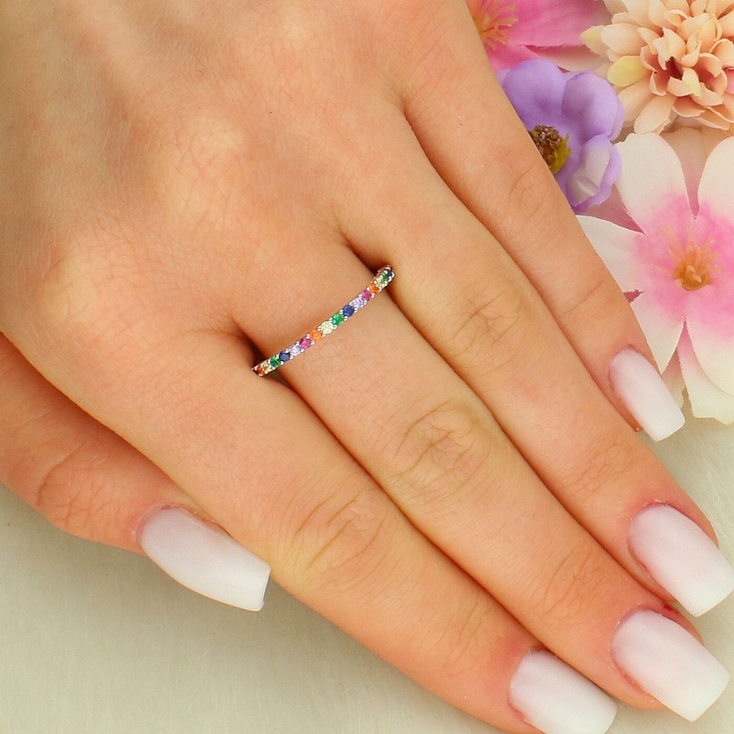 Srebrny pierścionek obrączkowy 925 z kodlorową cyrkonią – delikatna elegancja.jpg