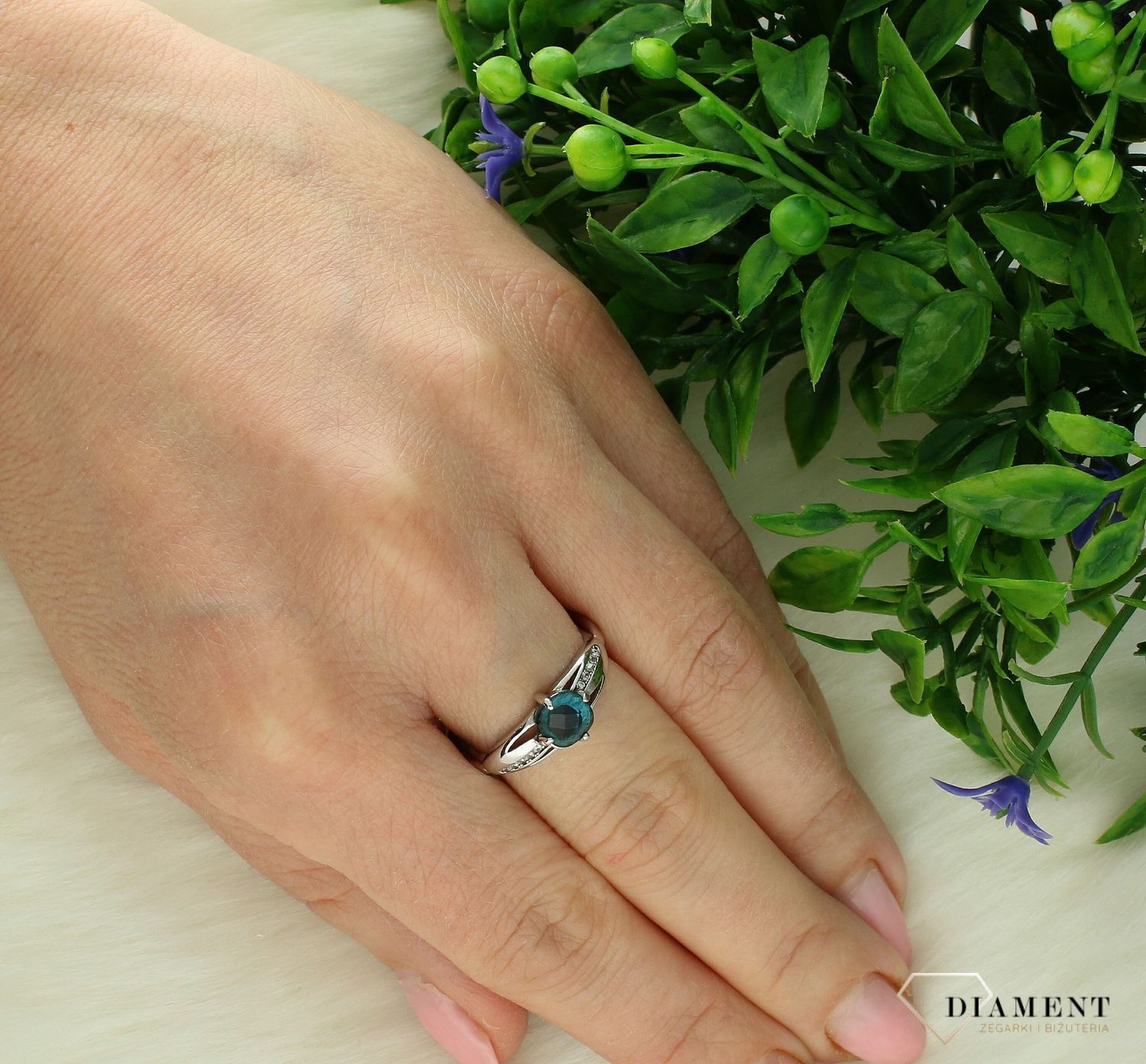 Srebrny pierścionek damski 925 z niebieską cyrkonią rozmiar 17 DIA-PRS-1430-925. Srebrny pierścionek damski. Pierścionek damski srebrny z cyrkonią. Pierścionek srebrny damski na prezent. (2).jpg