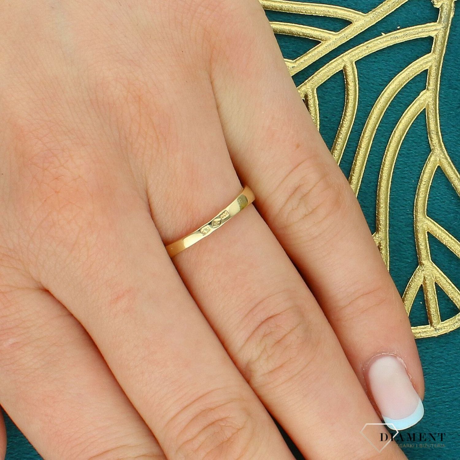 Złoty pierścionek 333 z cyrkoniami – elegancki damski model.jpg