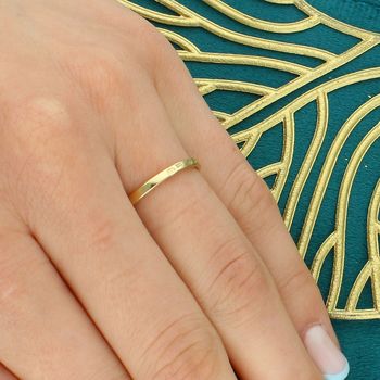 Złoty pierścionek zaręczynowy 333 z zielonym kamieniem – elegancka cyrkonia tył.jpg