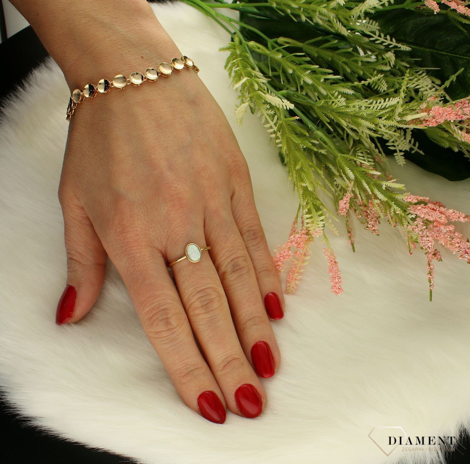 Złoty pierścionek 585 z opalem Dall’Acqua DIA-PRS-156.100-585. Pierścionek o klasycznym wyglądzie. Waga około 1,33 gram. Pełen blasku i niezwykłego uroku złoty pierścionek z opalem  w idealnym połączeniu kolorów. Pierścionek p.jpg