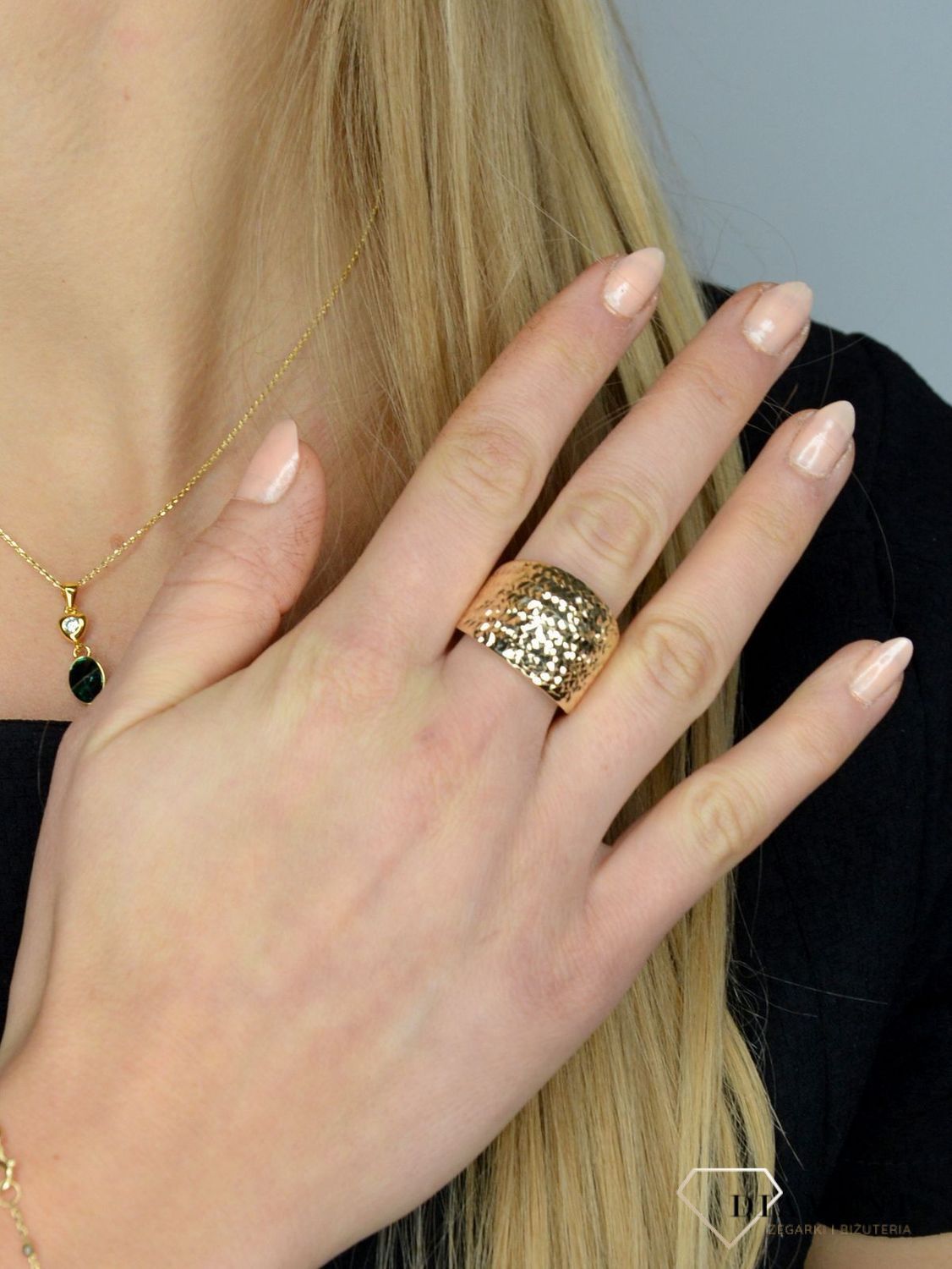 Szeroki pierścionek złoty 'Blask uczuć' DIA-PRS-1722-585  to piękny szeroki pierścionek wykonany ze złota. v.jpg