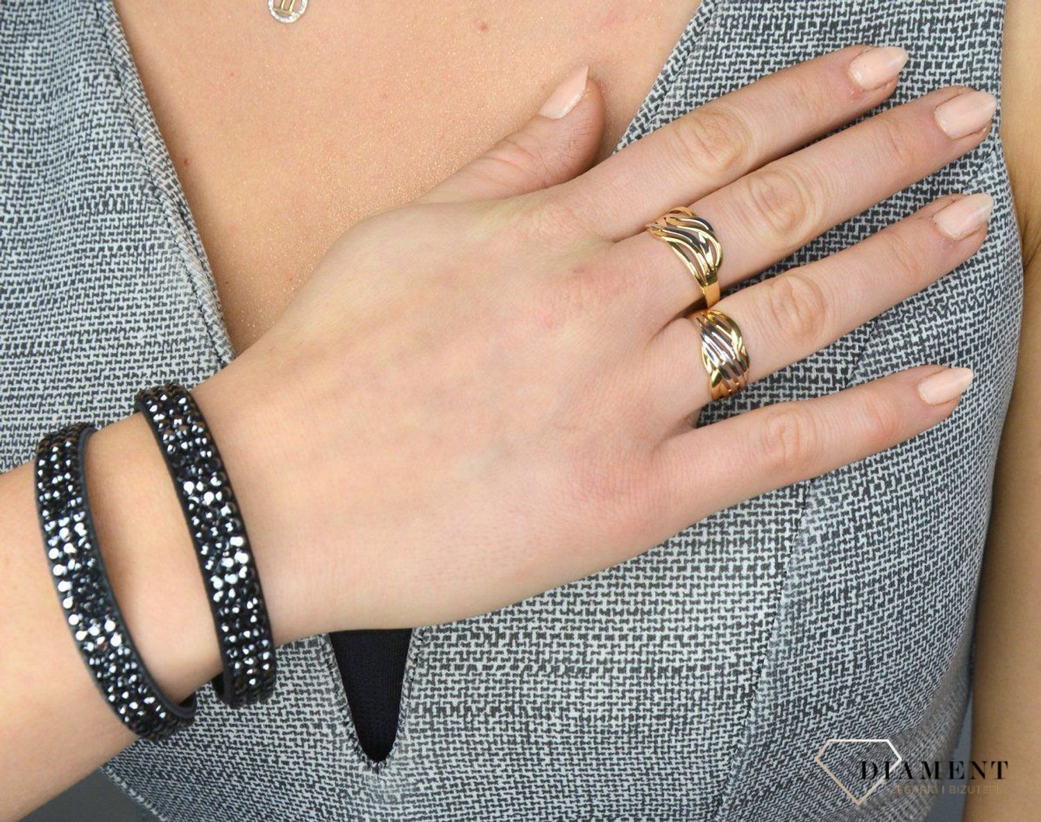 Złoty pierścionek 585 żółte i białe grawerowane złoto DIA-PRS-1729-585.jpg